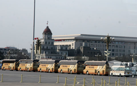 停駛在天安門廣場的金旅車隊